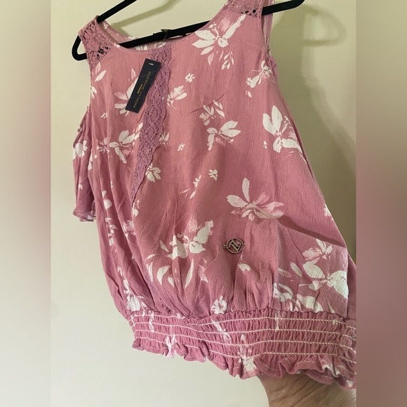 Adrienne Vittadini-NWT size 1X cold shoulder, flutter sleeve, elastic bottom - Picture 13 of 14